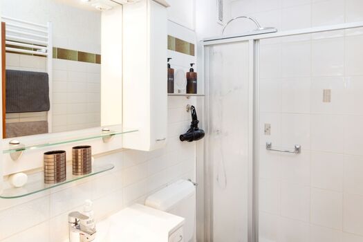 Bad mit großer Dusche ebenerdig