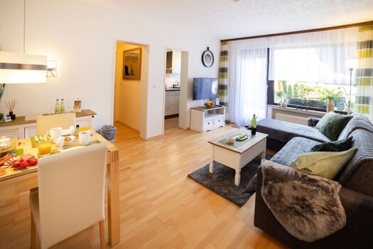 Frisch renoviert und neu möbliert (Wohnzimmer)