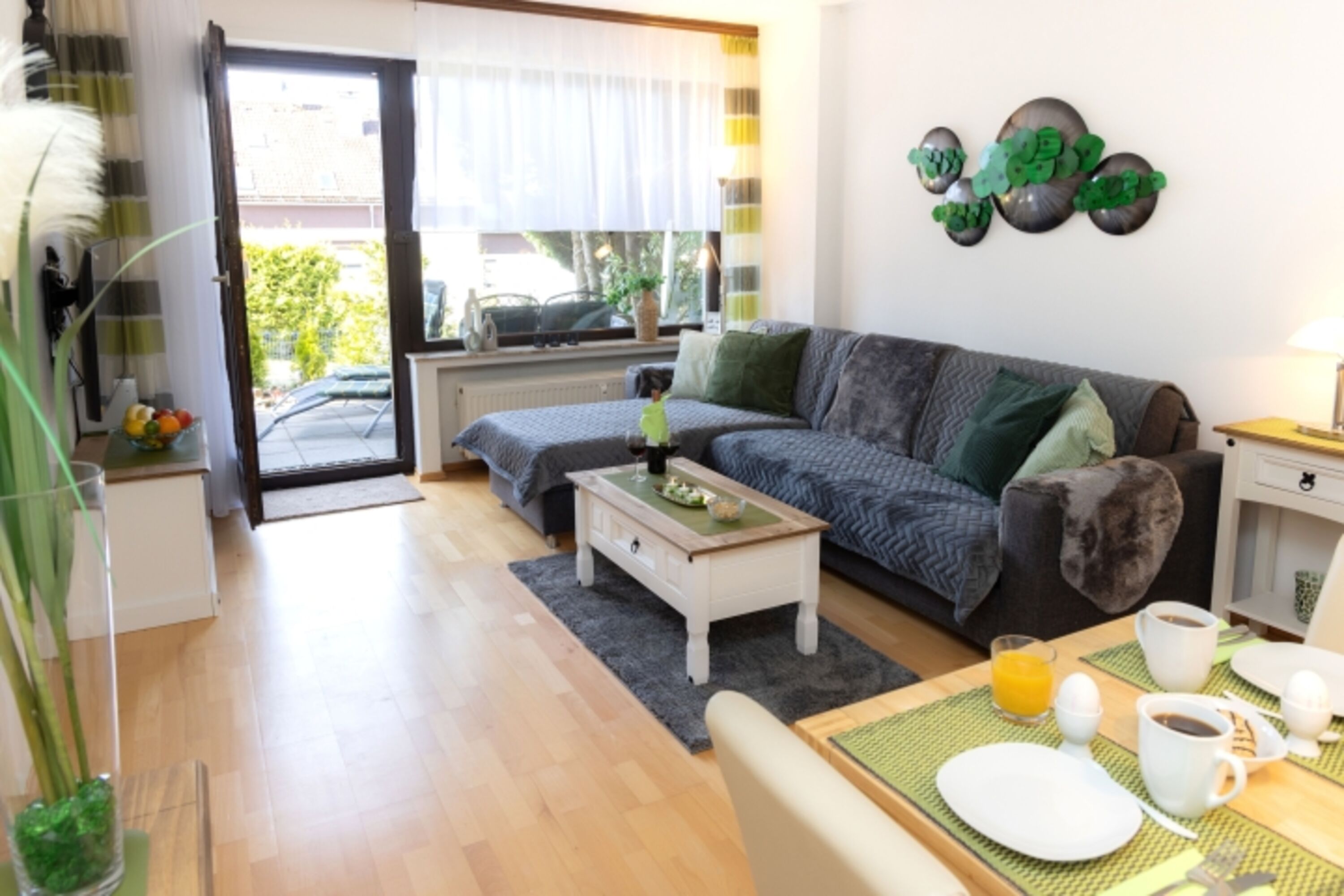 Wohnzimmer mit Parkettfußboden