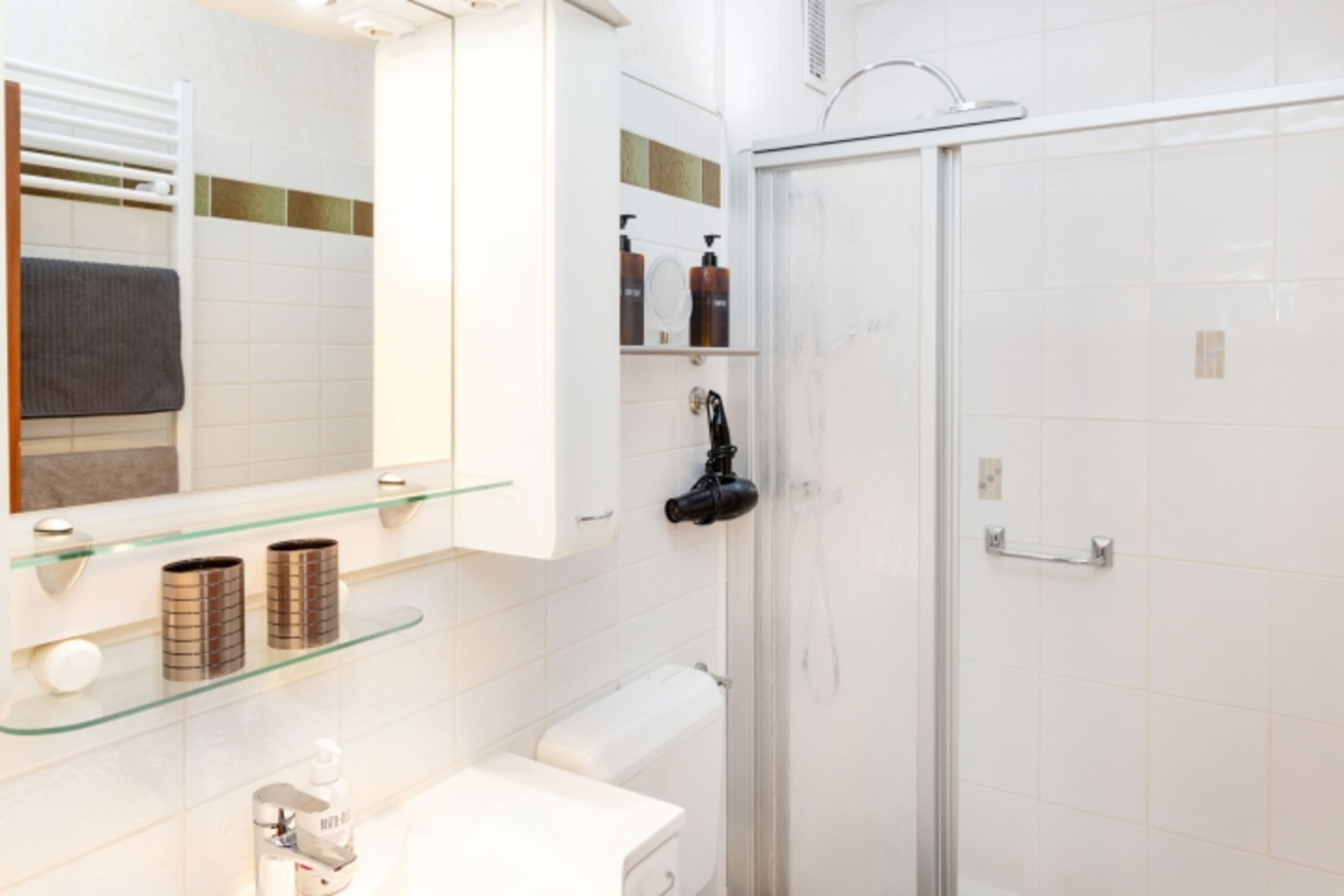 Bad mit großer Dusche ebenerdig