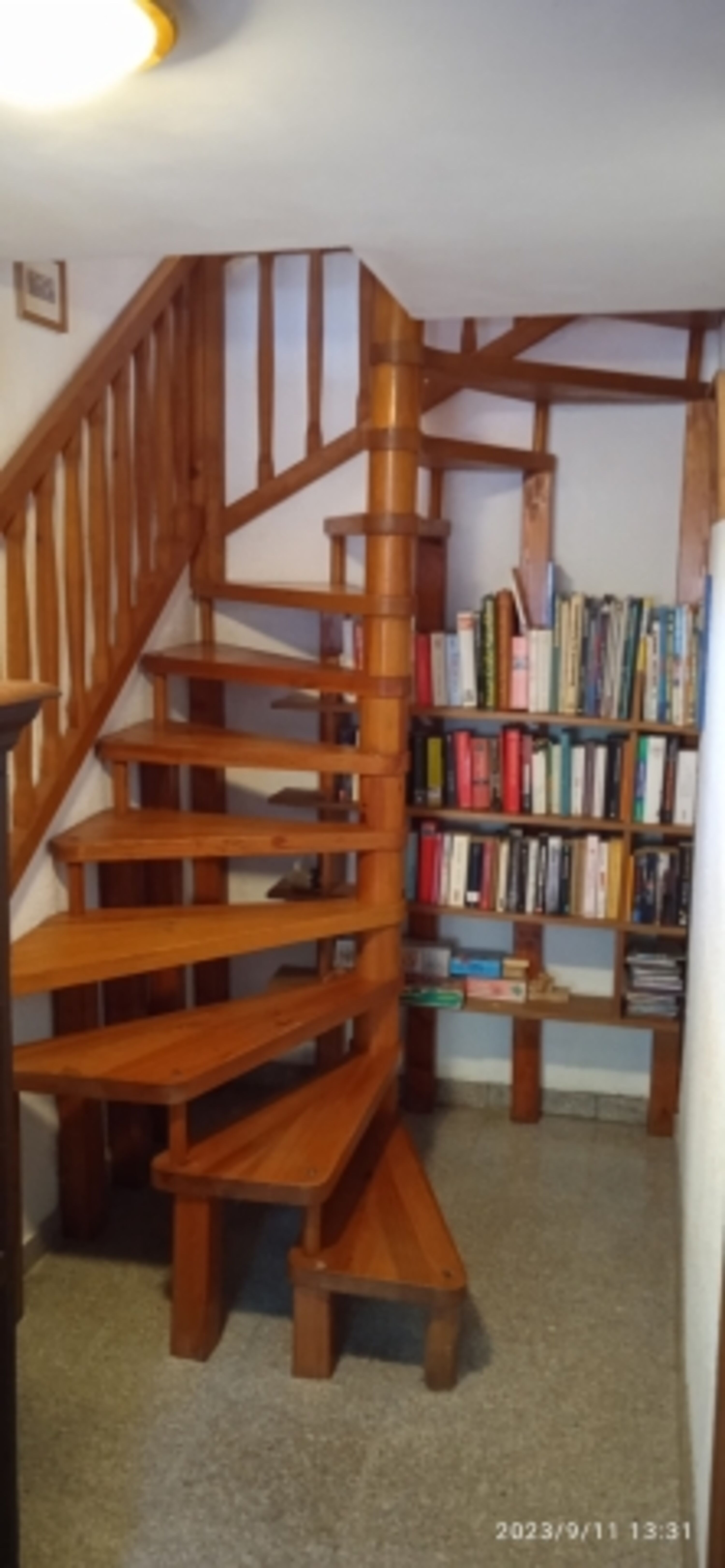 Treppenaufgang mit Bücherregal