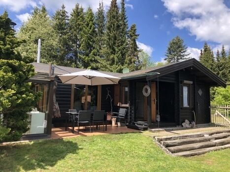 das Ferienhaus vom Garten aus gesehen