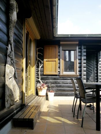 Terrasse mit Zugang zum Wintergarten und Wohnbereich