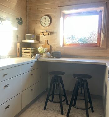 Küche mit kleinem Sitzbereich