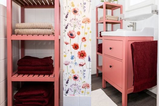 Badezimmer mit Waschbecken, Handtücher und Regal