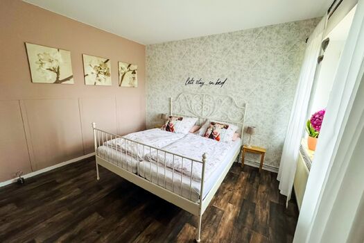 Doppelbett mit Nachtisch und Lampen