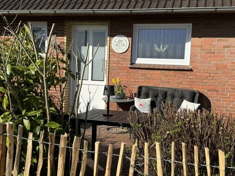 Eingezäunte Terrasse mit Couch