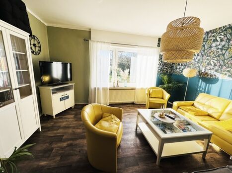 Wohnzimmer mit Ausblick in den Garten