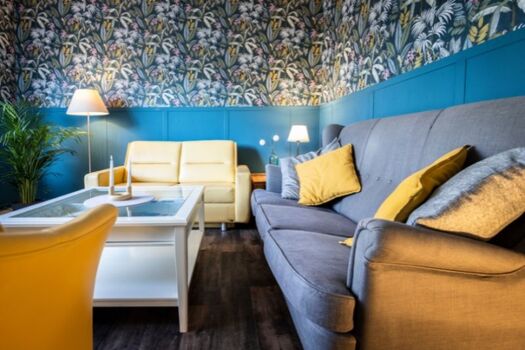 Wohnzimmer mit Sofalandschaft