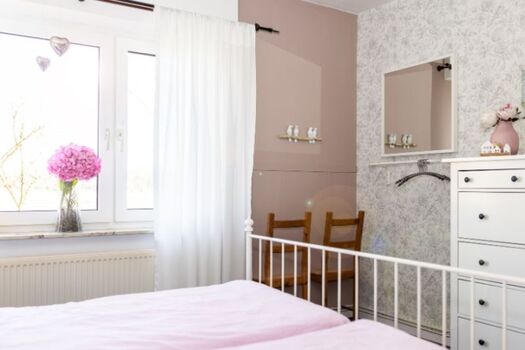 Schlafzimmer mit Kleiderständer