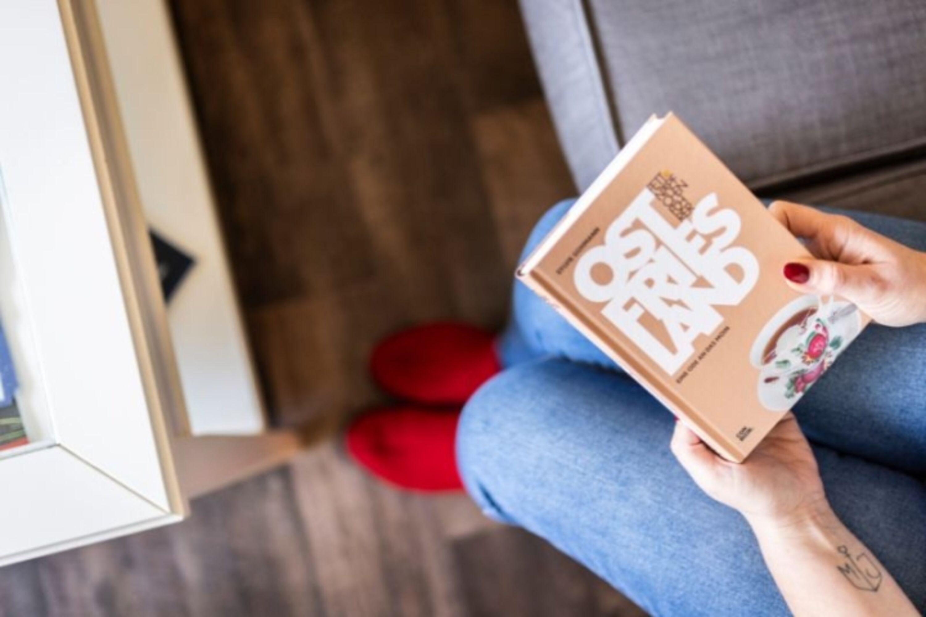 Wohnzimmer mit Bücherregal