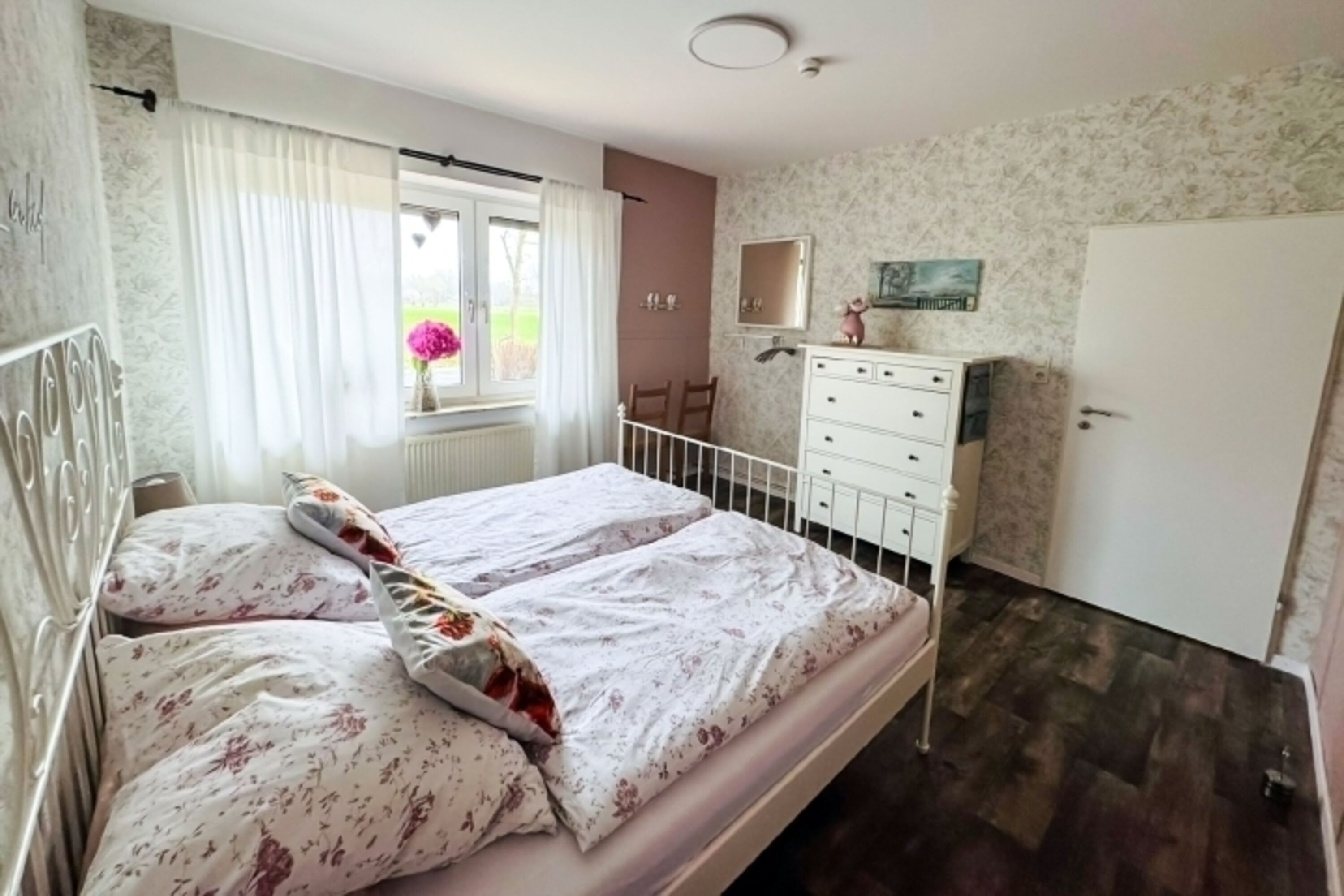 Schlafzimmer mit toller Aussicht und Sonnenaufgang, Außenrolläden