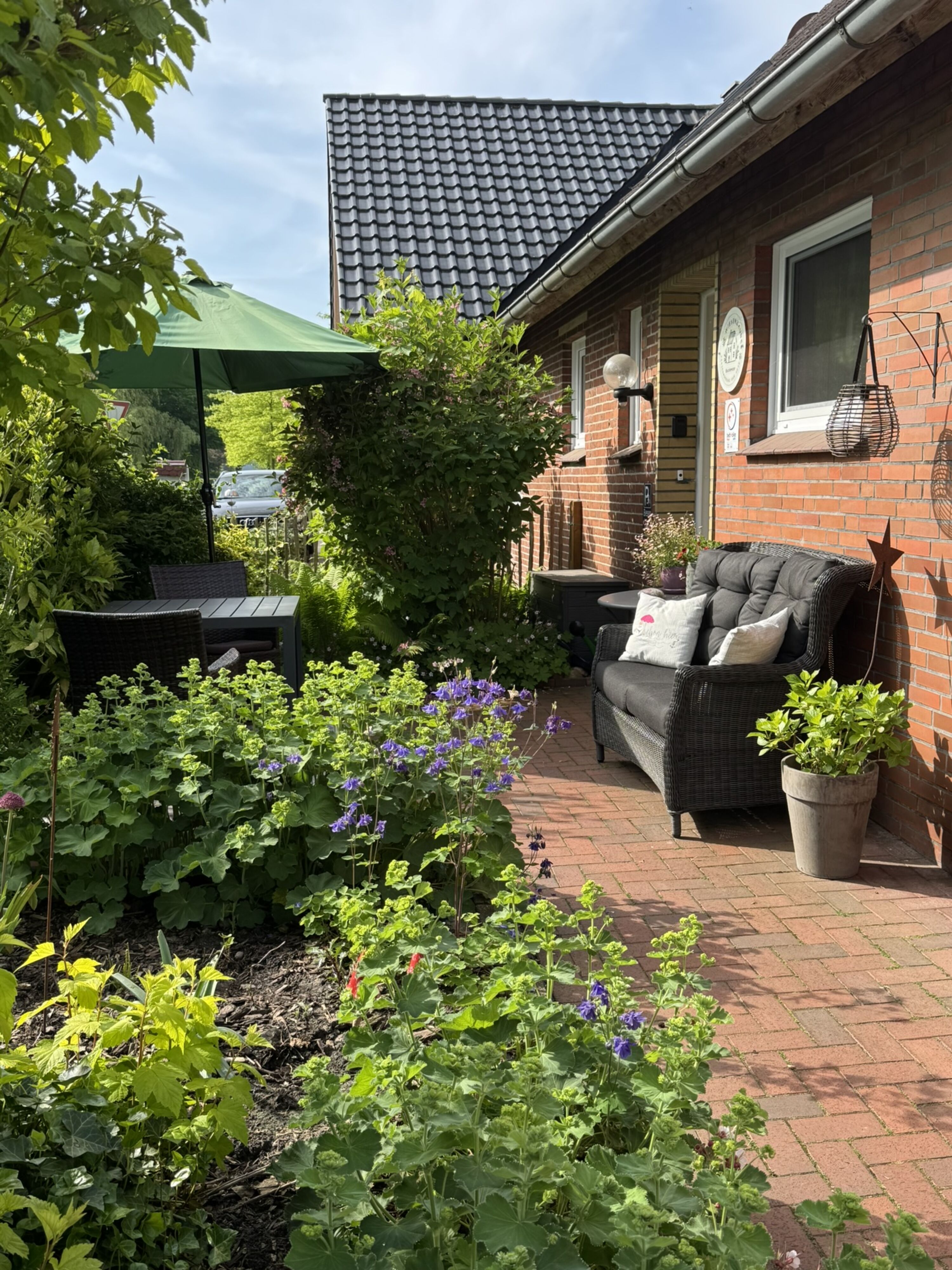 Gemütliche eingezäunte Terrasse im Frühjahr/Sommer