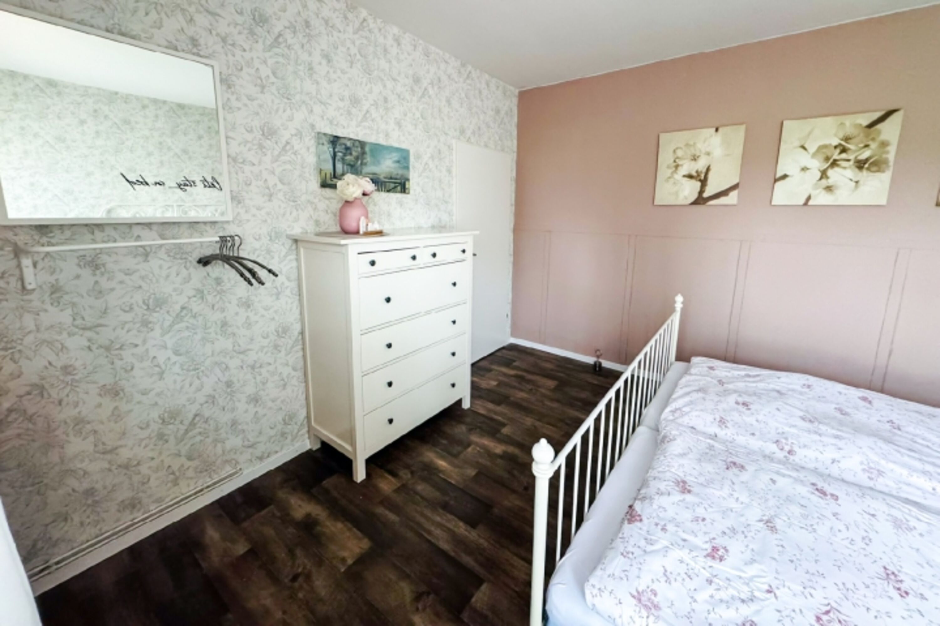 Schlafzimmer mit Kommode und Kleiderstange
