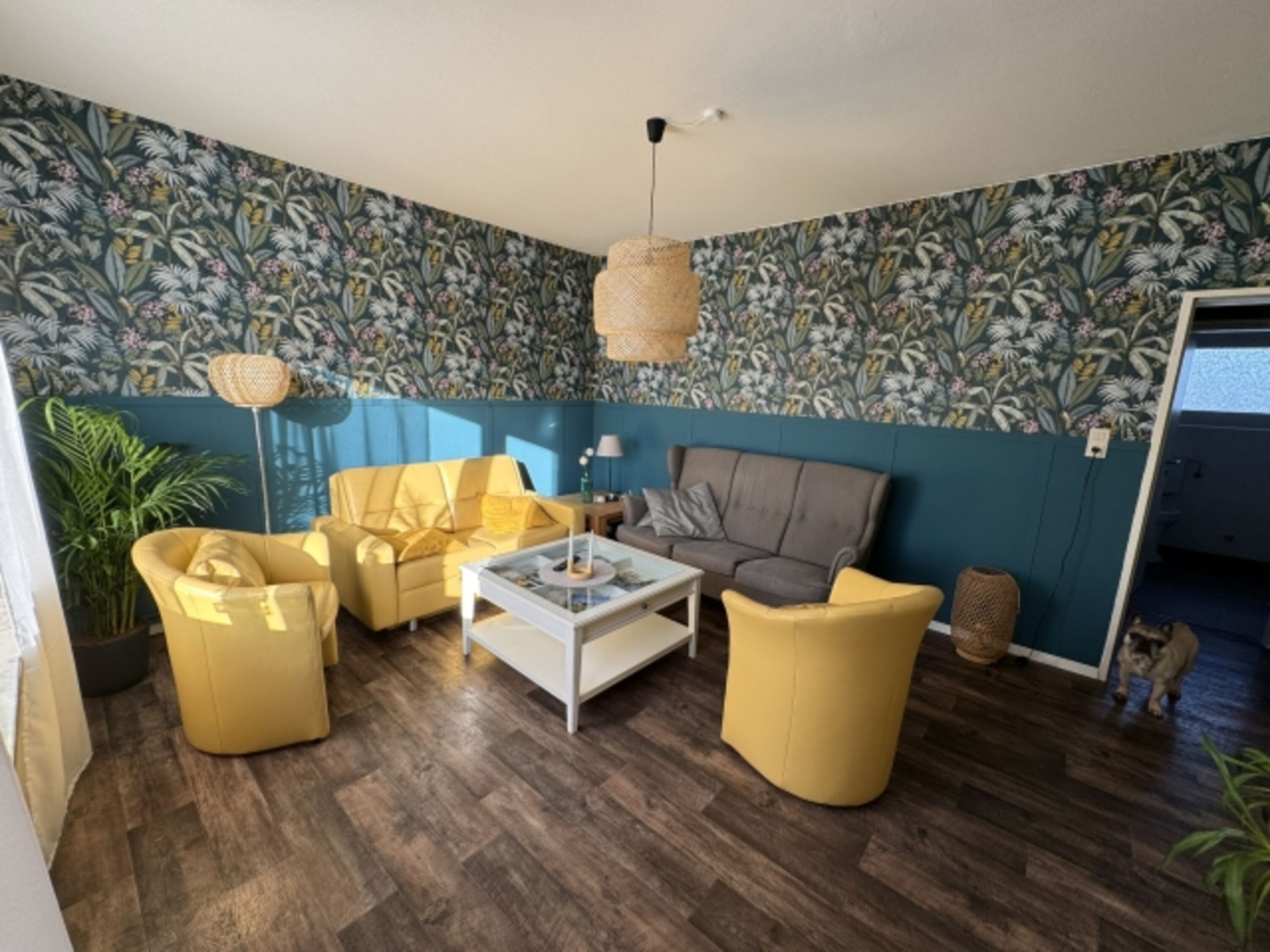 Wohnzimmer mit Bücherschrank, TV und toller Aussicht