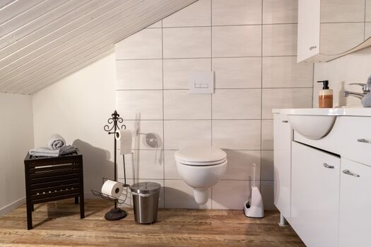 Voll ausgestattetes Badezimmer mit Dachschräge