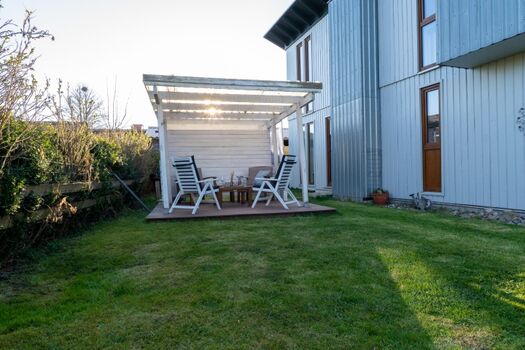 Eingezäunter Garten mit Terrasse zum Entspannen