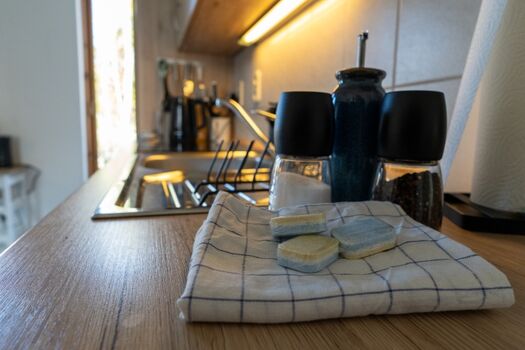 Starter-Set mit Geschirrspültabs, Handtüchern, Gewürzen und Öl