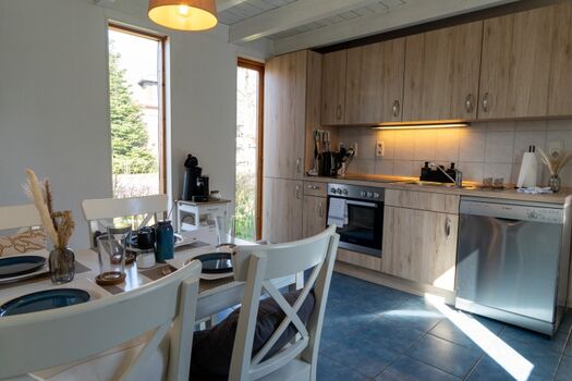 Komplett ausgestattete Küche mit Essbereich