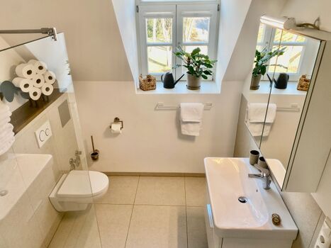 Bad mit Dusche und WC