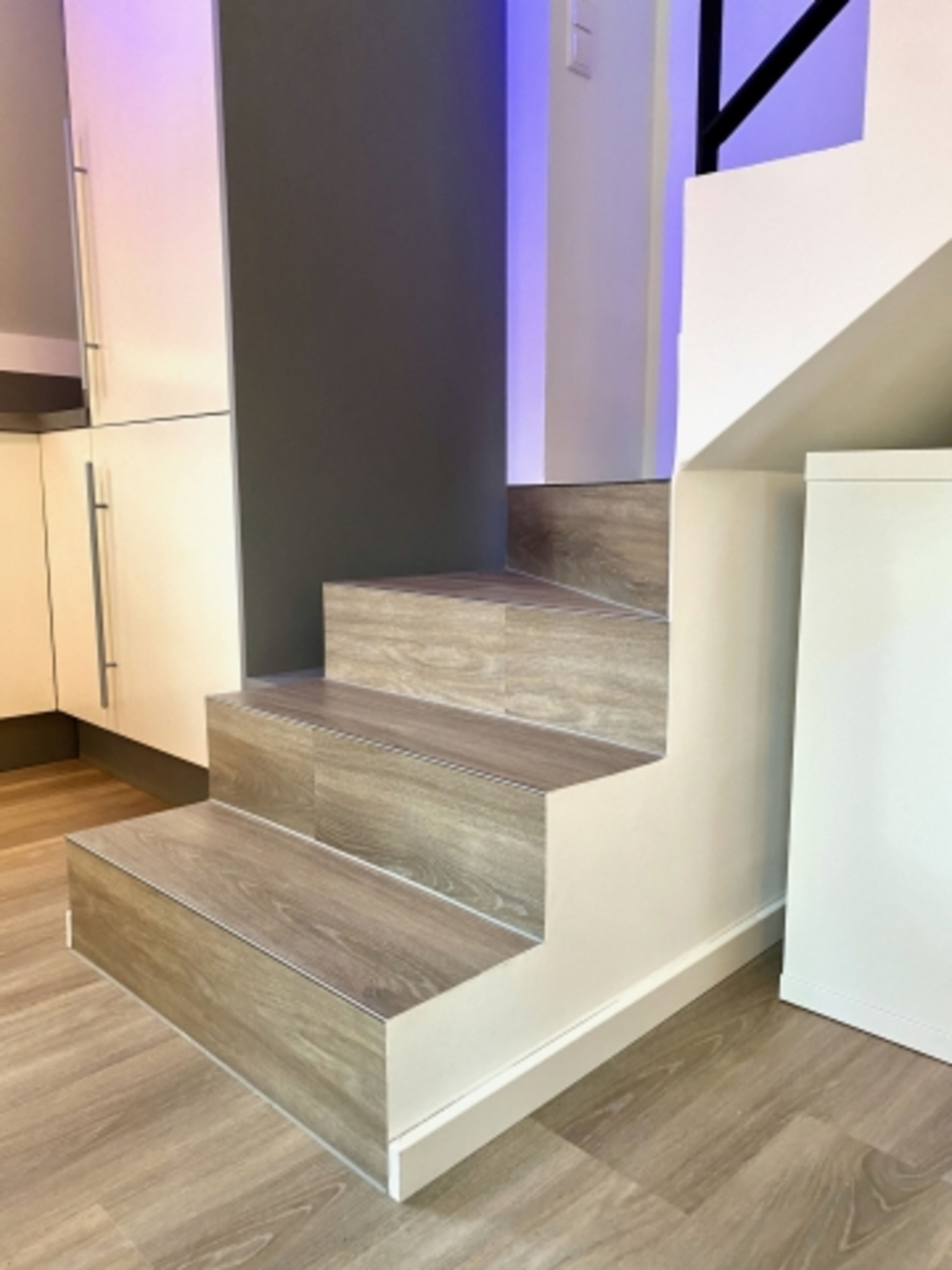 Treppe unten ohne Geländer