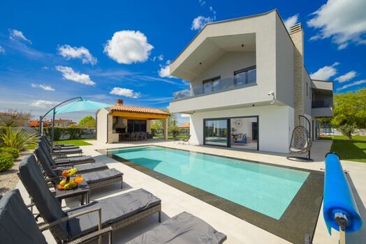 Außenansicht mit Pool