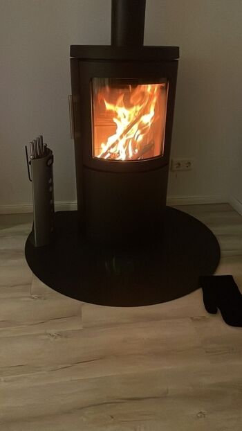 Der Ofen sorgt wohlige Wärme