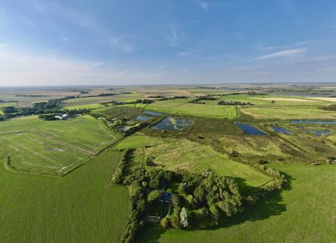Im Landeanflug...;-) Hof, Wiesenlandschaft, Vogelschutzgebiet und endlose Weite