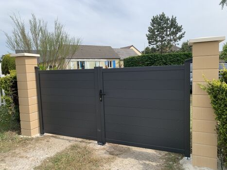 Hinter dem Tor liegt die kleine Brise ganz privat im rückwärtigen Gartenbereich