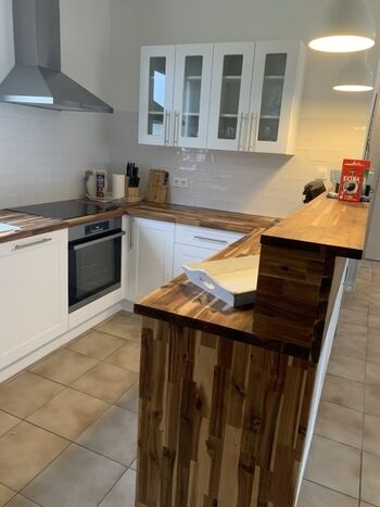 Hinter der Theke versteckt sich eine moderne Küche 