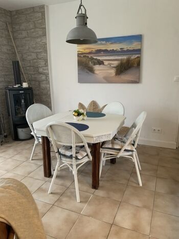 Der Esstisch mit Kaminecke