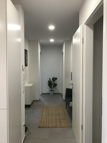 Aufenthaltsbereich und Zugang zu den Schlafzimmern. 