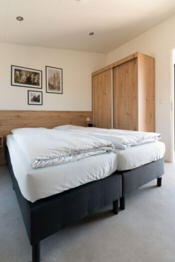 mit großem Kleiderschrank