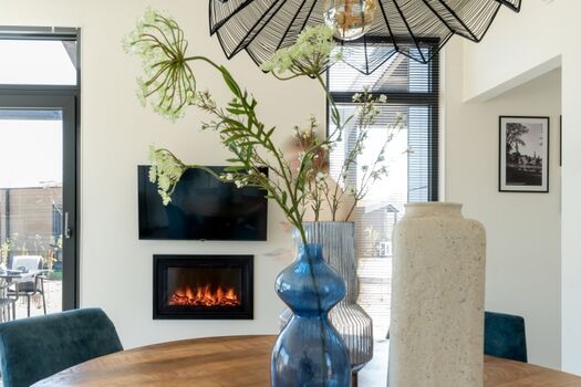 ein Kamin sorgt für Gemütlichkeit 