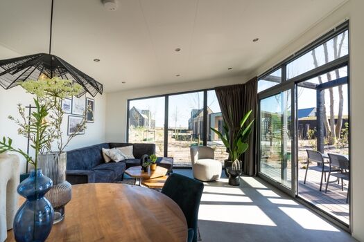 mit L-Couch und Blick auf das IJsselmeer aus dem Wohnzimmer