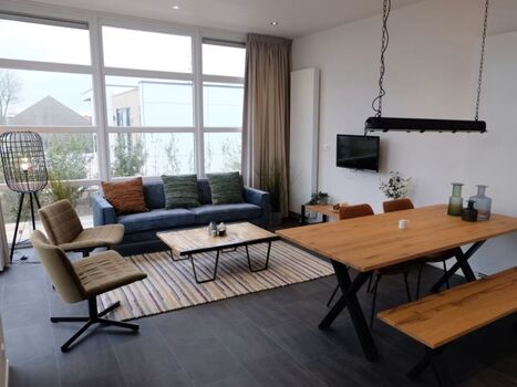 Helles Ambiente im Wohn- und Essbereich