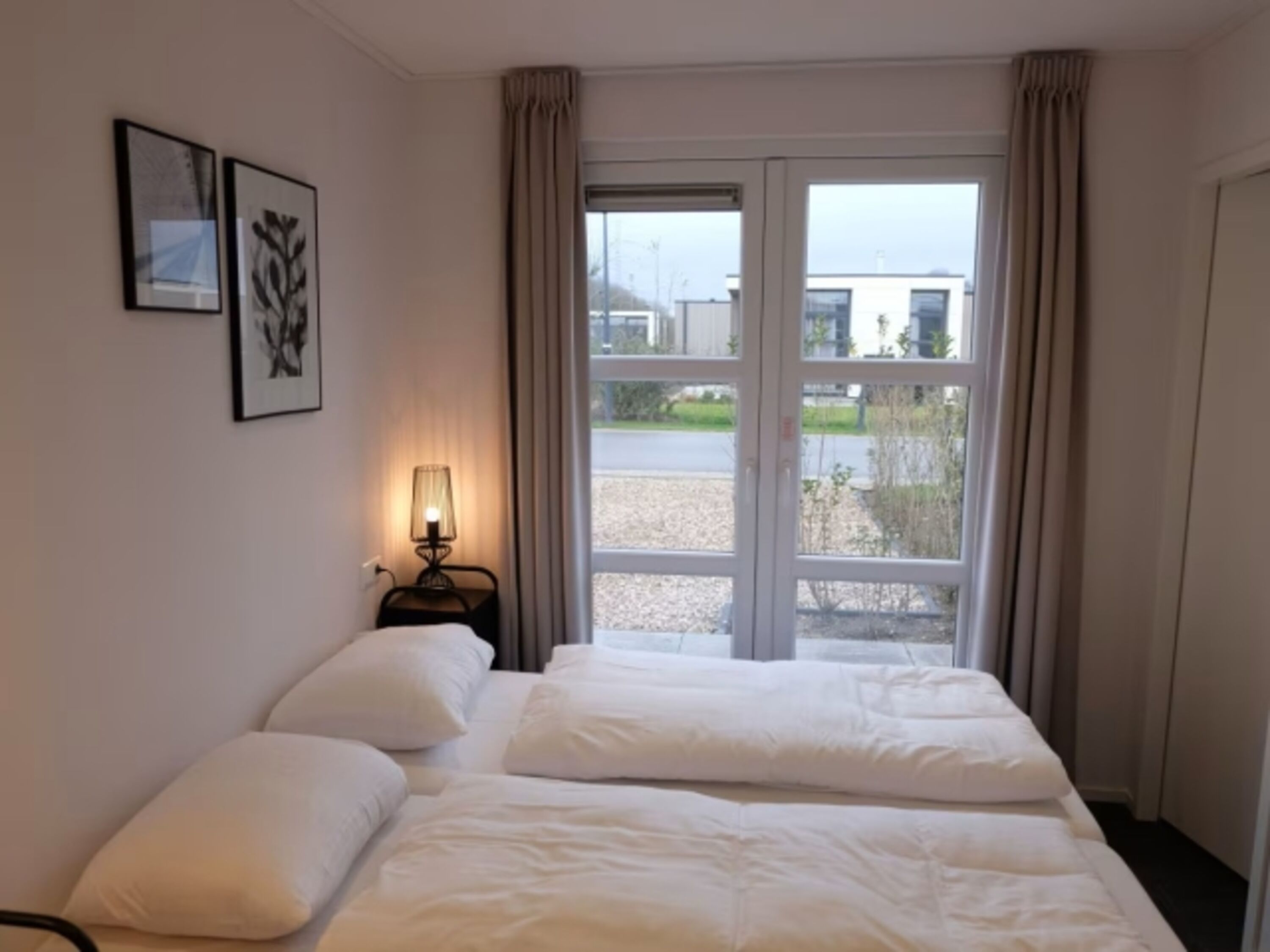 Das Hauptschlafzimmer bietet ein komfortables Doppelbett
