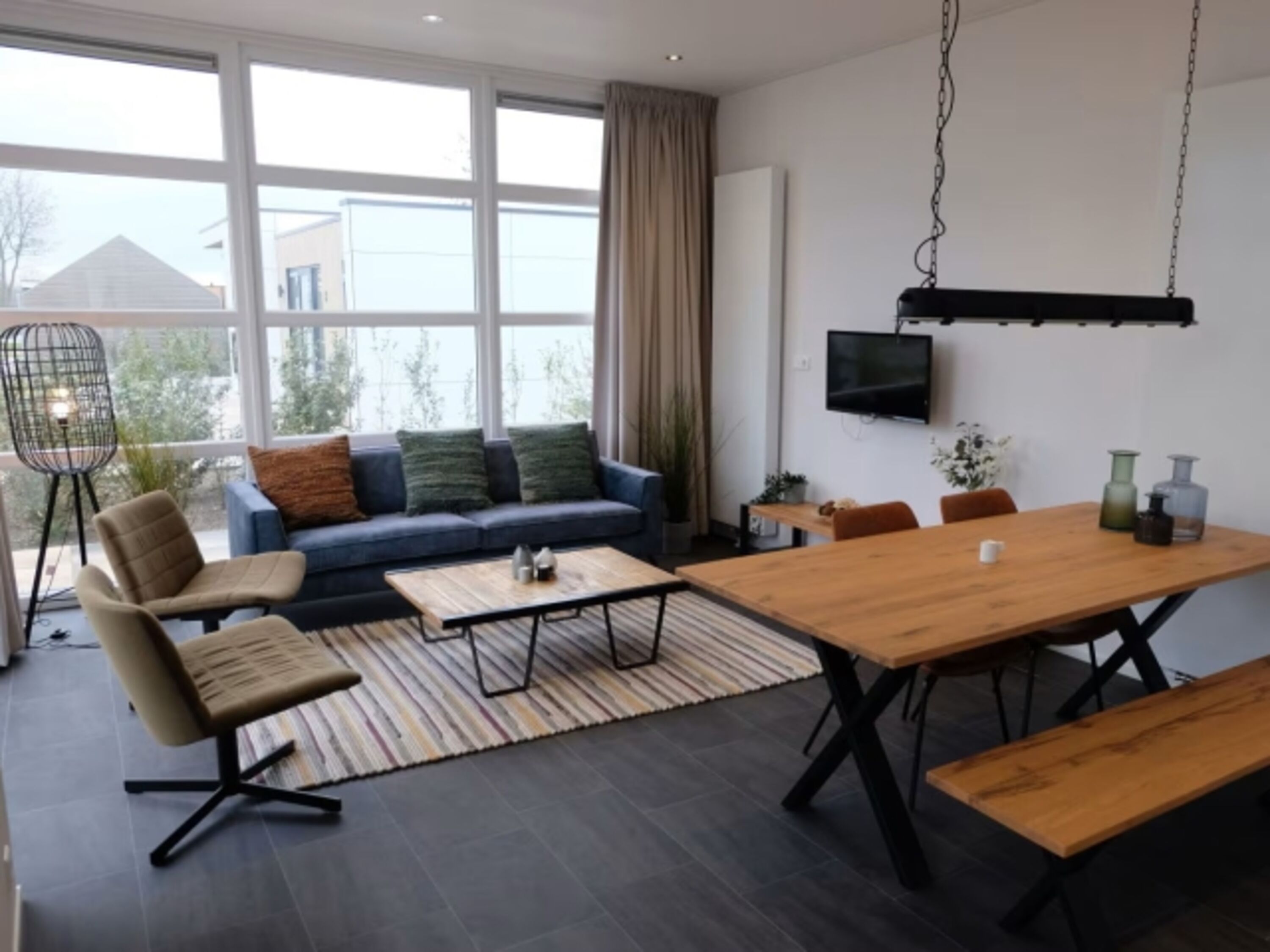 Helles Ambiente im Wohn- und Essbereich
