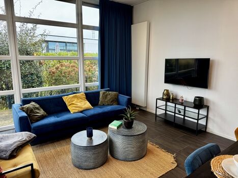 Der Wohnbereich ist sehr stilvoll eingerichtet