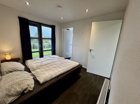 Vom Schlafzimmer gibt es direkten Zugang zum Bad