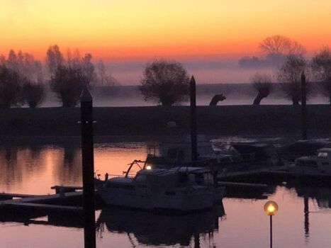 Sonnenaufgang im Hafen