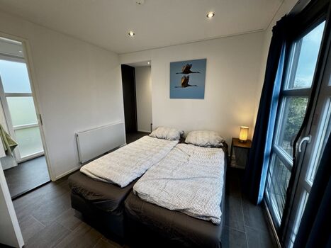 Das Hauptschlafzimmer verfügt über ein bequemes Doppelbett