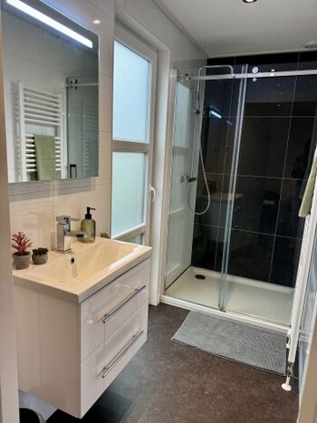 Das Bad verfügt über eine ebenerdige Dusche