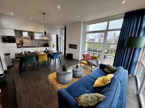 Das Chalet ist offen, hell und sehr schick gestaltet