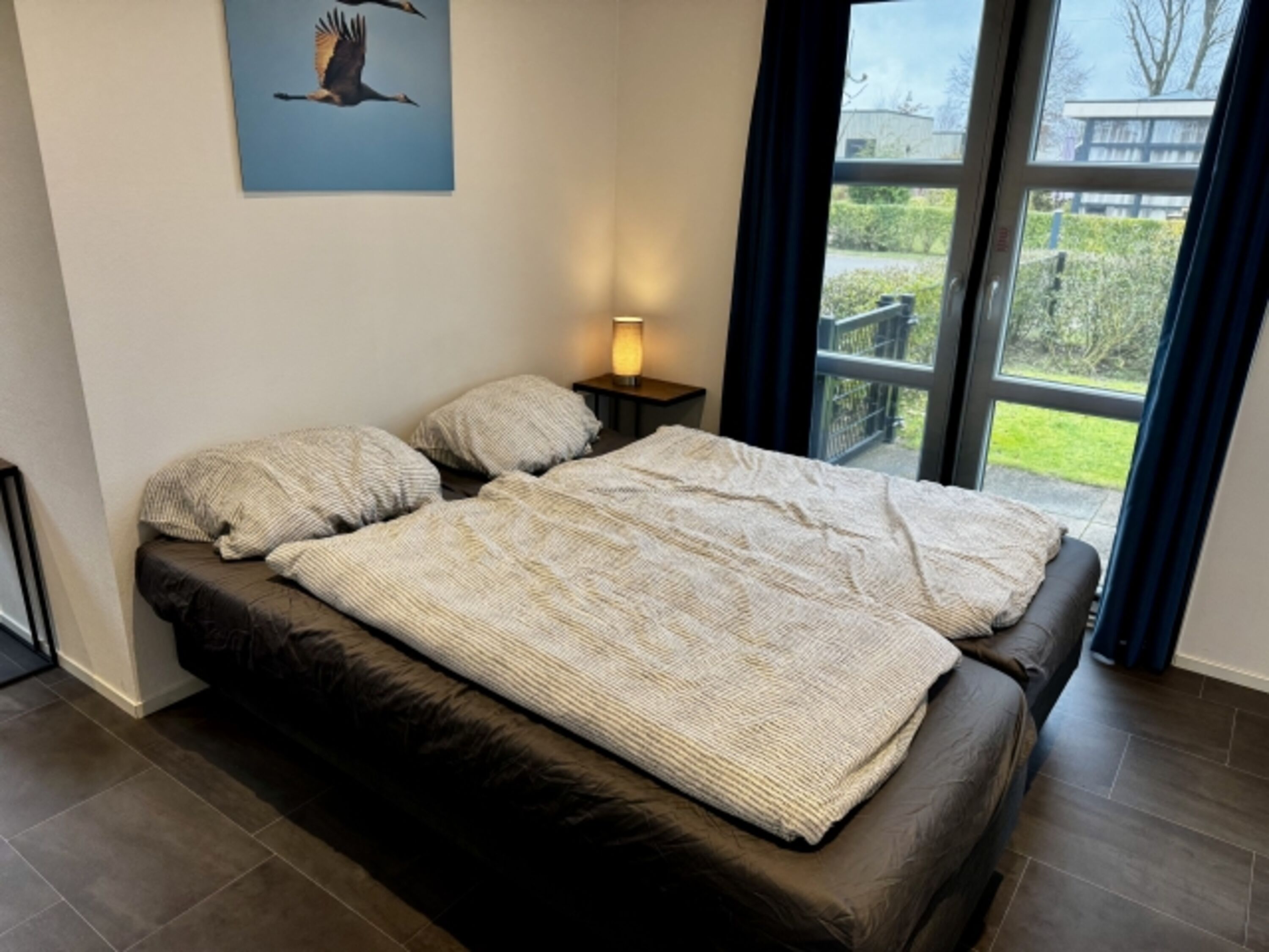 Das Hauptschlafzimmer gewährt Blick in den Garten