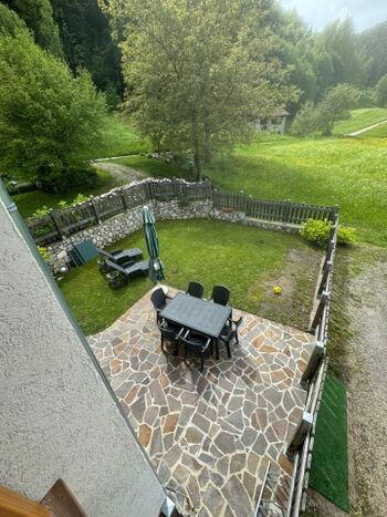 Garten mit Gartenmöbeln und Grill