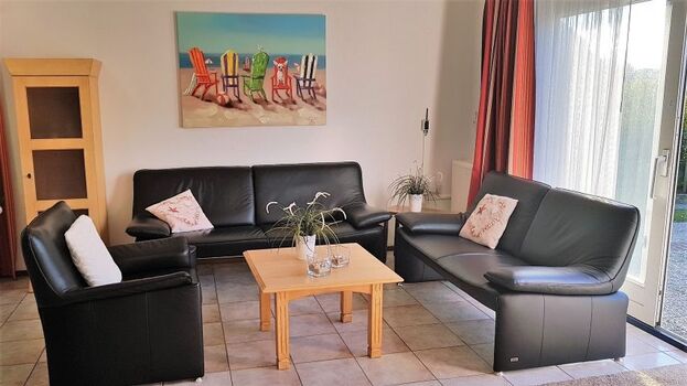 Wohnzimmer mit moderner Ledercouch für 6 Personen