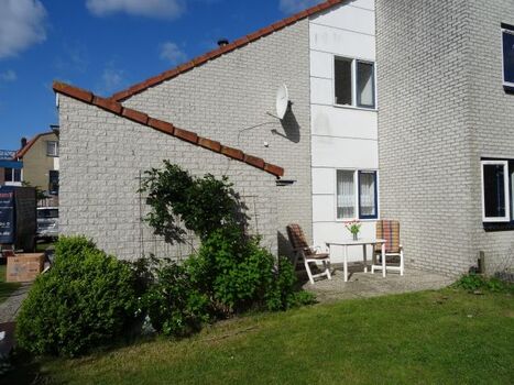 Geschützte Frühstücks-Terrasse zur Ostseite