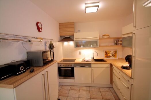 Moderne Küche mit Geschirrspülmaschine