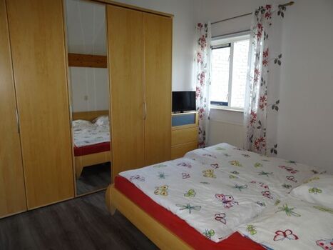 Hülsta-Schlafzimmer im OG mit großem Schrank und TV